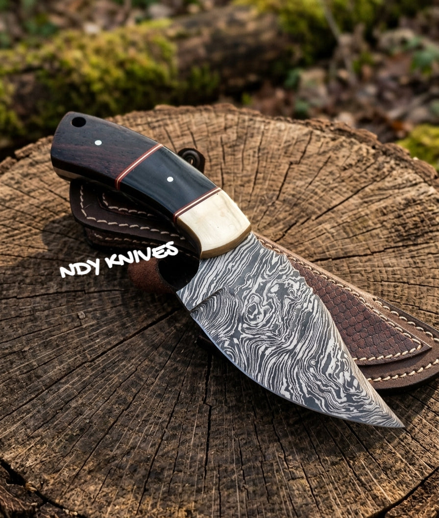 8" Hand-Forged Damascus Steel Skinning Knife – Full-Tang Fixed Blade Hunting Knife with Brass Bolsters, Bull Horn, Rosewood Handle & Genuine Leather Sheath