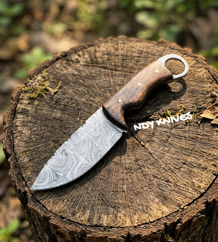 8" Hand-Forged Damascus Steel Skinning Knife – Full-Tang Fixed Blade Hunting Knife with Rosewood Handle, Retention Loop & Genuine Leather Sheath