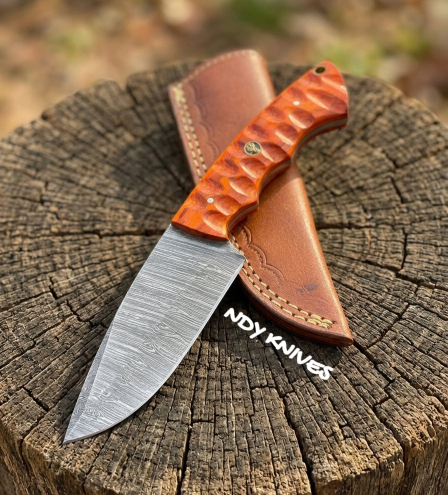 Handmade Damascus Steel Skinning Knife – Curved Fixed Blade with Premium Pakkawood Handle & Leather Sheath