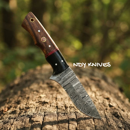 7.25" Damascus Steel Skinning Knife – Fixed Blade Skinner with Rosewood & Horn