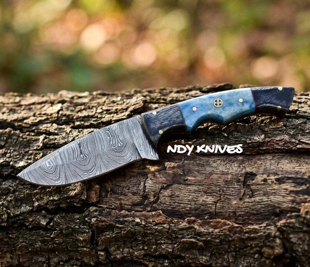 Hand-Forged Damascus Steel Skinning Knife – Curved Fixed Blade with Ergonomic Handle & Leather Sheath
