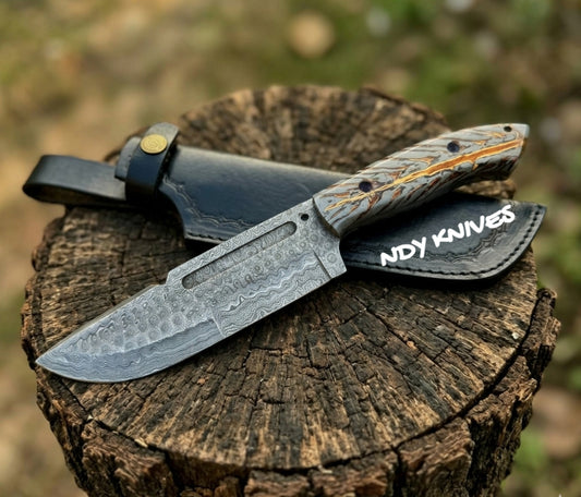 Hand-Forged Damascus Hunting Knife – Full Tang Fixed Blade with Stabilized Pinecone Resin Handle & Leather Sheath