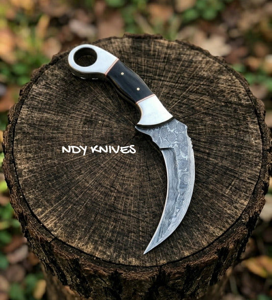 9" Hand-Forged Damascus Steel Curved Skinner Knife – Full-Tang Fixed Blade Hunting Tool with Authentic Bull Horn Retention Handle