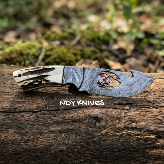 8" Hand-Forged Damascus Steel Guthook Skinner Knife – Full-Tang Fixed Blade Hunting Knife with Authentic Stag Horn Handle & Matching Damascus Bolsters