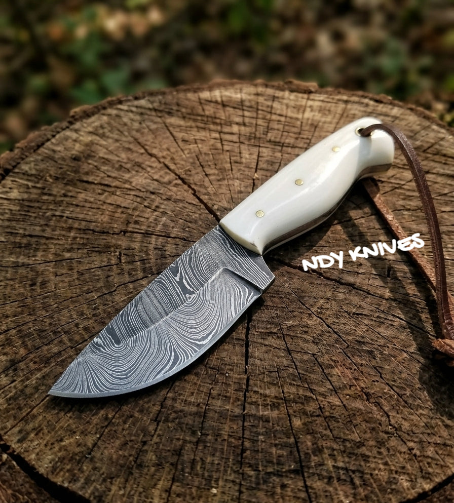 8" Hand-Forged Damascus Steel Skinning Knife – Full-Tang Fixed Blade Hunting Knife with Alabaster Resin Handle & Genuine Leather Sheath
